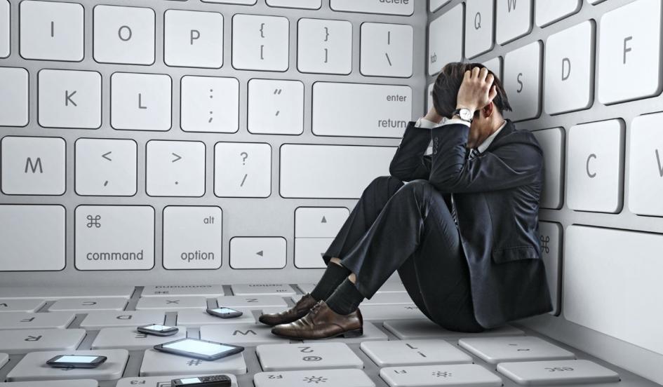 سهولة الوصول إلى المعلومات: ما بين وهم المعرفة والسقوط في فخ الغباء